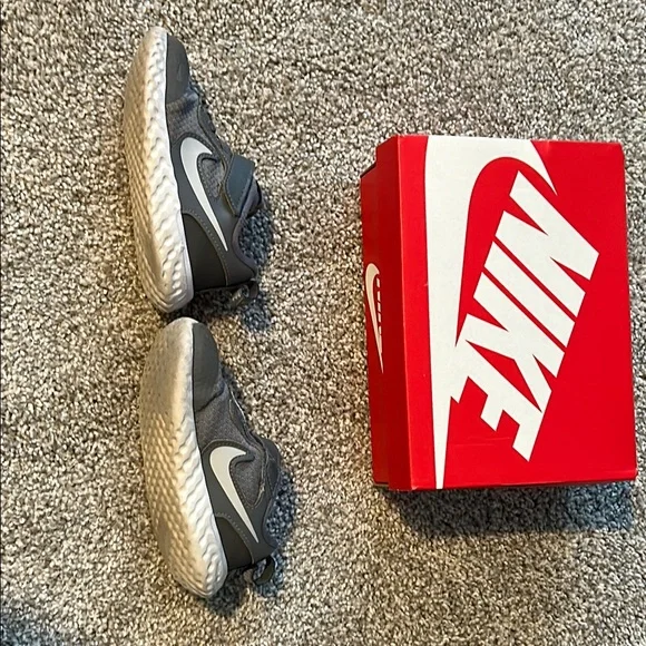 Nike Gray and White Sneakers with Velcro Closure - Picture 3 of 11